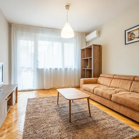 Pirotska 2-bedroom 100m2 In Center Lejlighed *