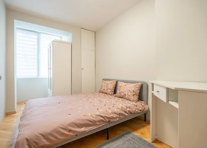 Pirotska 2-bedroom 100m2 In Center Apartment Sofia