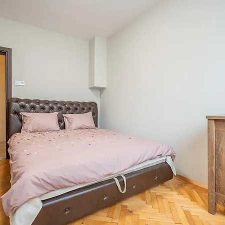 Daire Pirotska 2-bedroom 100m2 In Center Sofya